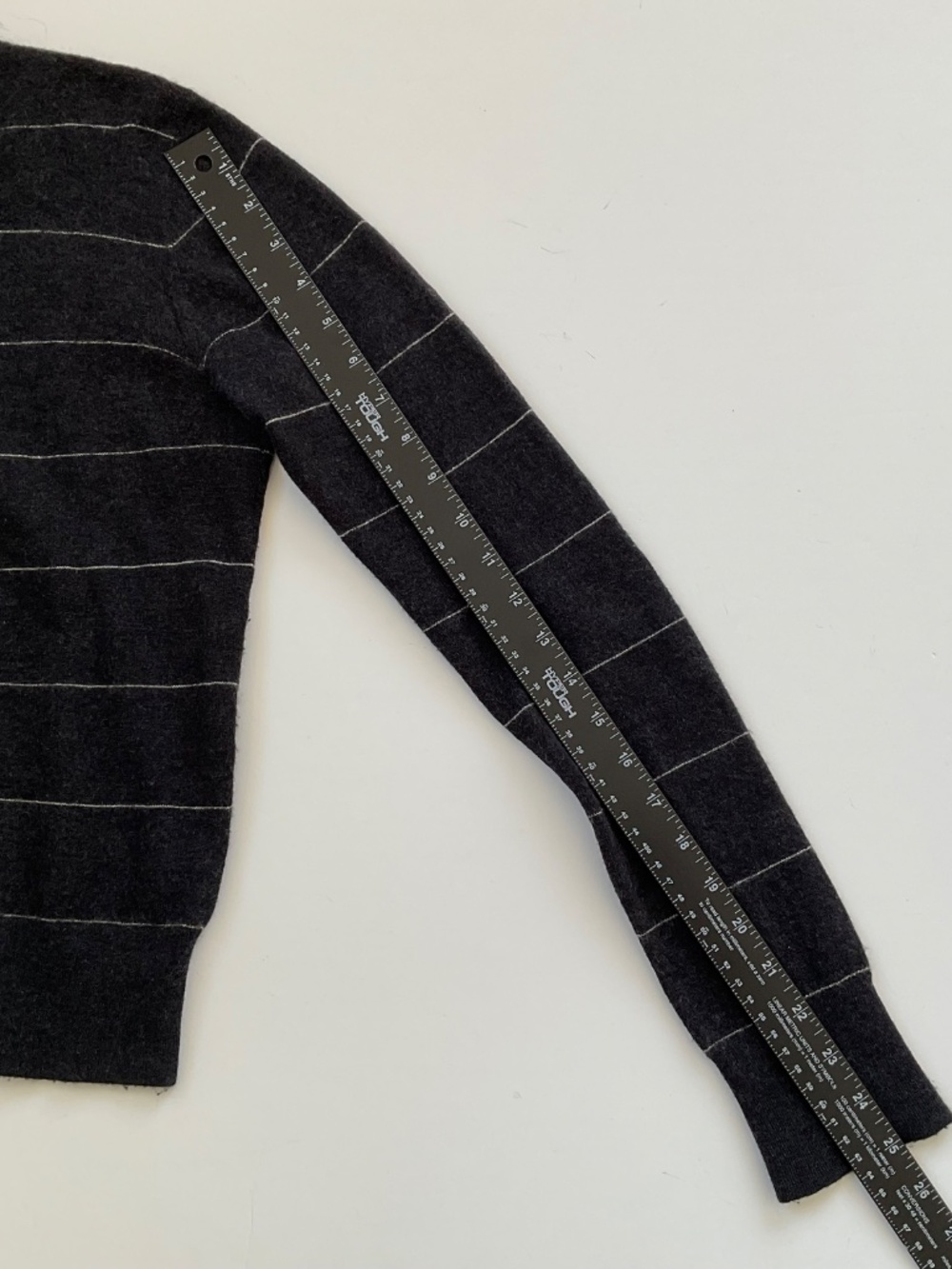 Vince 100% Cashmere Striped Crewneck Sweater Sz S Gray Soft Quiet Luxury Neutral - Picture 6 of 10